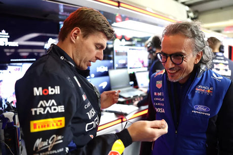 Verstappen adjusts rear wing while leading practice