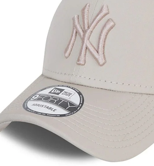 New York Yankees baseball cap, beige